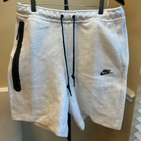 Nike Tech Fleece Mens Shorts, Light Heather Grey/Black, Medium